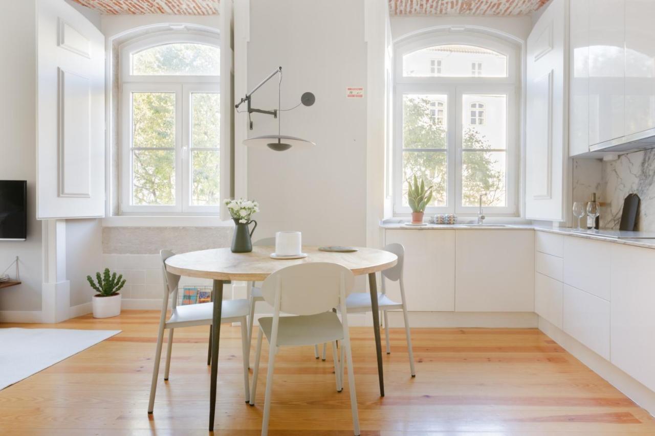 ליסבון Update Urban Chic Flat In 19Th Century Building 2 Bedrooms & 2 Bathrooms & Ac Central Alfama District מראה חיצוני תמונה