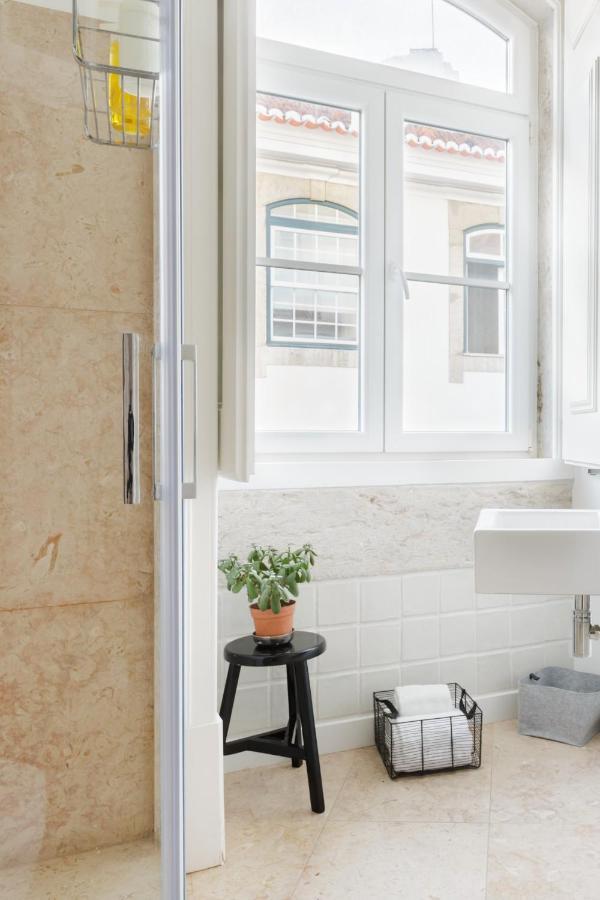 ליסבון Update Urban Chic Flat In 19Th Century Building 2 Bedrooms & 2 Bathrooms & Ac Central Alfama District מראה חיצוני תמונה