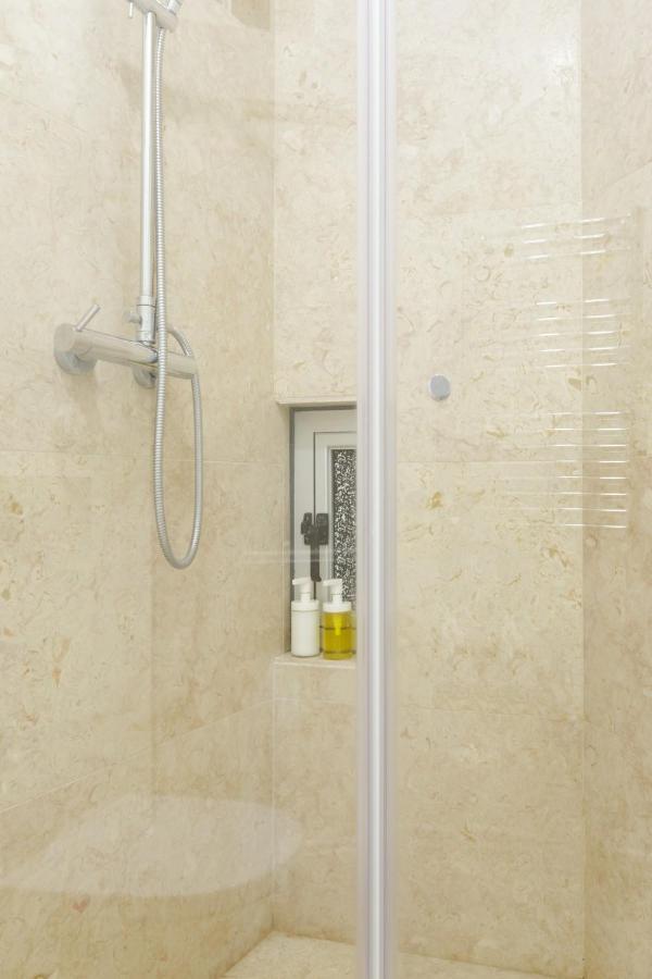 ליסבון Update Urban Chic Flat In 19Th Century Building 2 Bedrooms & 2 Bathrooms & Ac Central Alfama District מראה חיצוני תמונה