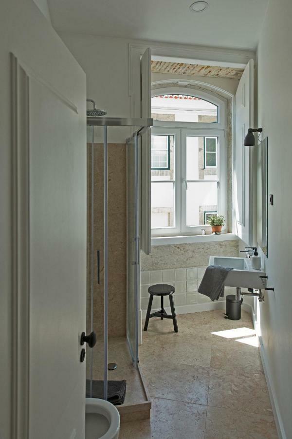 ליסבון Update Urban Chic Flat In 19Th Century Building 2 Bedrooms & 2 Bathrooms & Ac Central Alfama District מראה חיצוני תמונה